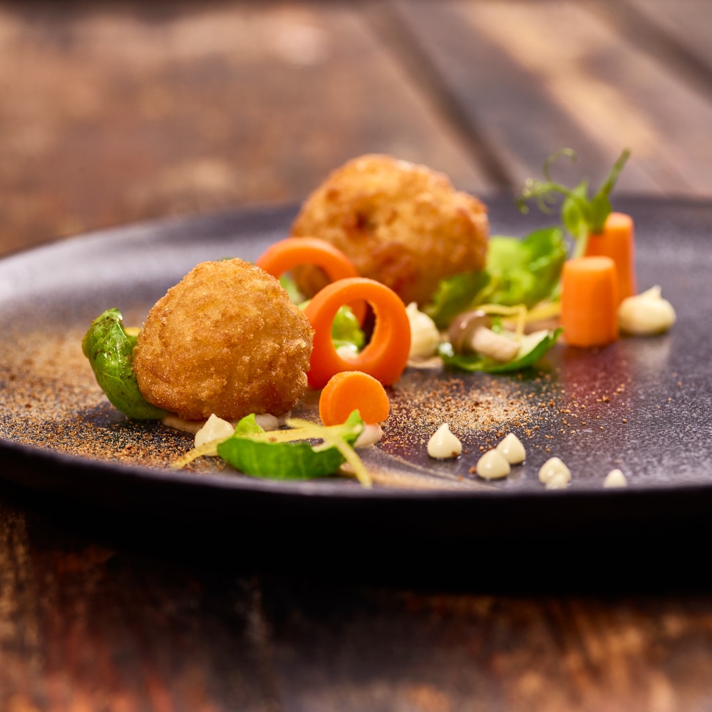 Vegane Steinpilz Arancini mit Pilzpüree und Kohlsprossen Salat